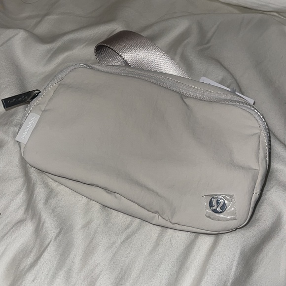 NWT Lululemon Everywhere Belt Bag - White Opal - Tik Tok Viral Bag! - Picture 7 of 7